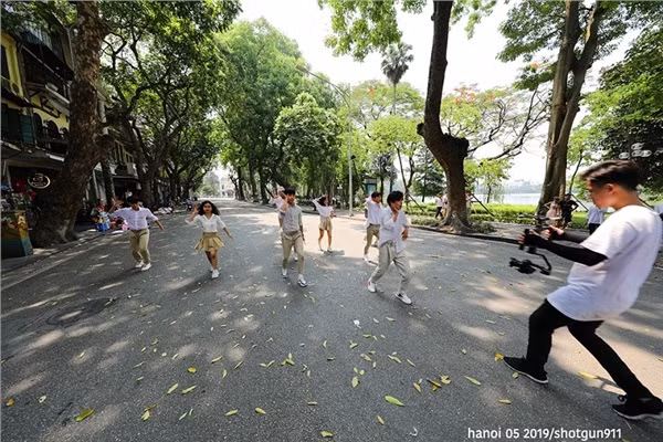 Chỉ có một nhóm bạn trẻ vẫn miệt mài quay phim dưới cái nóng gay gắt tại phố đi bộ Hồ Gươm.