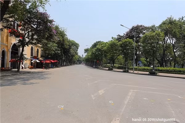 Theo chia sẻ của người thực hiện bộ ảnh phố đi bộ ngày nắng nóng, anh Vũ Minh Quân (SN 1979, Hà Nội) cho biết thì anh chụp những bức ảnh này vào khoảng thời gian từ 12 giờ trưa đến 13 giờ chiều.