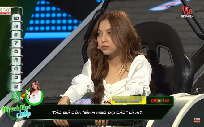 Cụ thể, trong 1 chương trình gameshow mới đây được phát sóng, bạn gái cầu thủ Quang Hải - Nhật Lê đã nhận nhiều lời chỉ trích vì liên tục để lộ khuyết điểm kiến thức cơ bản.