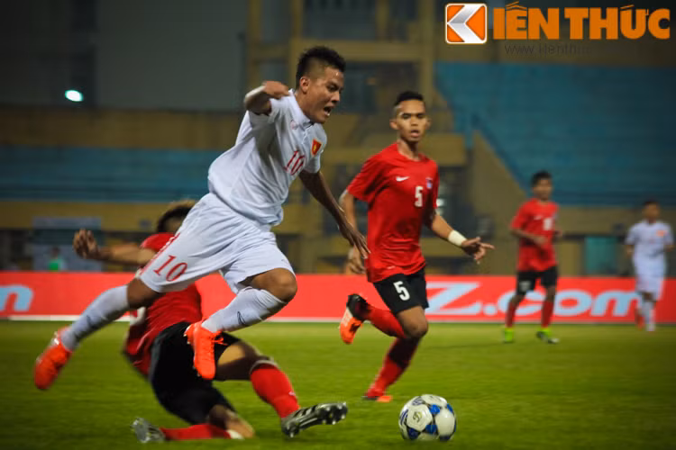 Việc để U19 Việt Nam áp đặt thế chơi buộc U19 Singapore phải lui sâu về phía phần sân nhà để chống đỡ. Khi khung thành của đối phương bỏ trống thì các cầu thủ U19 Việt Nam không thể giúp các khán giả có mặt trên sân Hàng Đẫy có màn ăn mừng bởi họ lại đệm bóng vào cột. vẫn