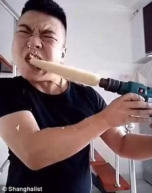 Các bạn trẻ nên nhớ rằng, máy khoan là một dụng cụ cơ khí mạnh và phải sử dụng thật cẩn thận bởi vận tốc quay của chúng khá lớn. Chỉ cần bất cẩn một chút, mũi khoan có thể khiến các bạn trẻ bị thương, thậm chí gây nguy hiểm tới tính mạng.
