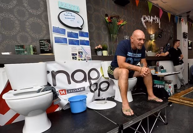 Ngoi lien tuc gan 5 ngay trong toilet, lap ky luc cuc di