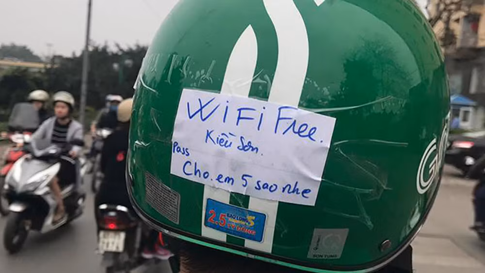 Theo tìm hiểu được biết, tài xế chiếc taxi công nghệ này là một người đàn ông trung niên ở TP HCM. Nhiều người tỏ ra ghen tị với hành khách được ngồi trên chuyến xe thú vị này.