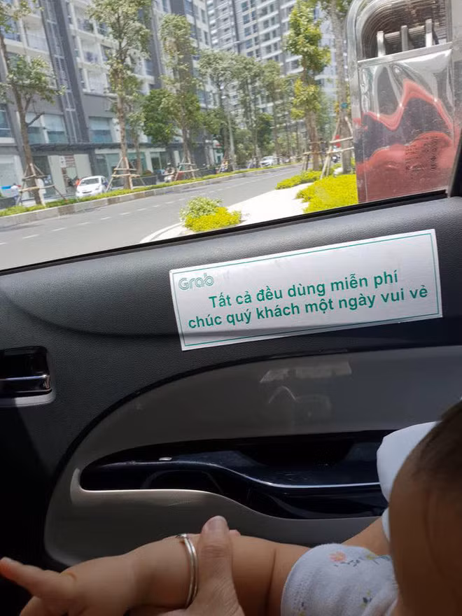 Nhiều người còn để lại bình luận rằng: "Lái xe tốt bụng quá, không chấm 5 sao hơi uổng" hay "Ơn giời, mong một lần được ngồi xe này".