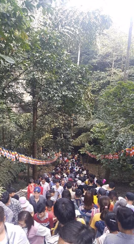 Nhiều đoạn đường lên núi để vào động Hương Tích bị tắc nghẽn nghiêm trọng, du khách phải đứng hàng giờ đồng hồ để nhích từng bước một để lên động lễ bái.