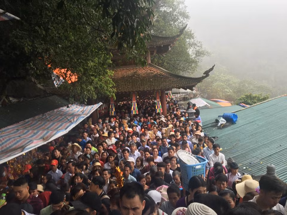 Có một lời khuyên dành cho du khách là không nên lựa chọn những ngày đầu năm để trẩy hội chùa Hương. Mọi người nên bắt đầu đi lễ chùa Hương sau Rằm Tháng Giêng để không còn chịu cảnh chen chúc và ách tắc. Ảnh sử dụng trong bài: Beatvn