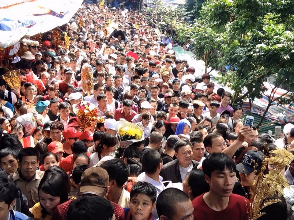 Bên cạnh việc đi bộ, những năm vừa qua tới chùa Hương, nhiều người đã chọn hình thức đi cáp treo. Tuy nhiên, lượng người đổ về đi lễ và vãn cảnh quá đông nên không tránh khỏi 2 loại hình di chuyển trên đều tắc nghẽn.