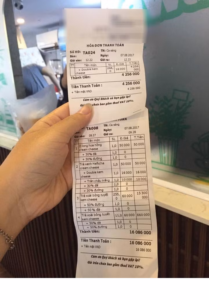 Chứng kiến những cốc trà sữa "full topping" như vậy dân mạng xôn xao bàn tán và cho rằng, cốc trà sữa đó chẳng khác gì cốc chè thập cẩm hay nhiều người còn quá lời hơn thì gọi đó là "nồi cám lợn".