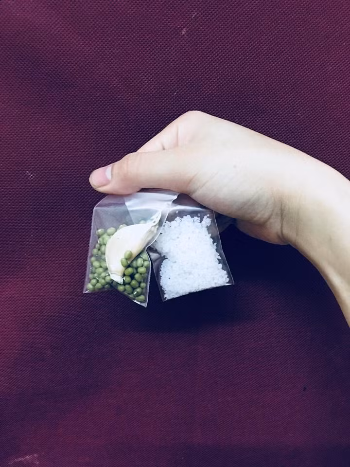 Muối và đỗ xanh là thứ mà nhiều bạn gái luôn mang trong túi xách mọi người và đặc biệt trong tháng cô hồn.