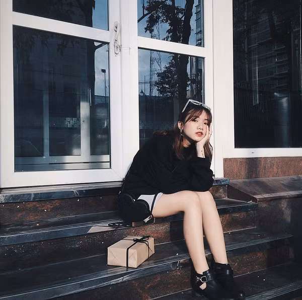 Gu thời trang của cô là trẻ trung, năng động, các bộ quần áo được phối màu đẹp và lạ.