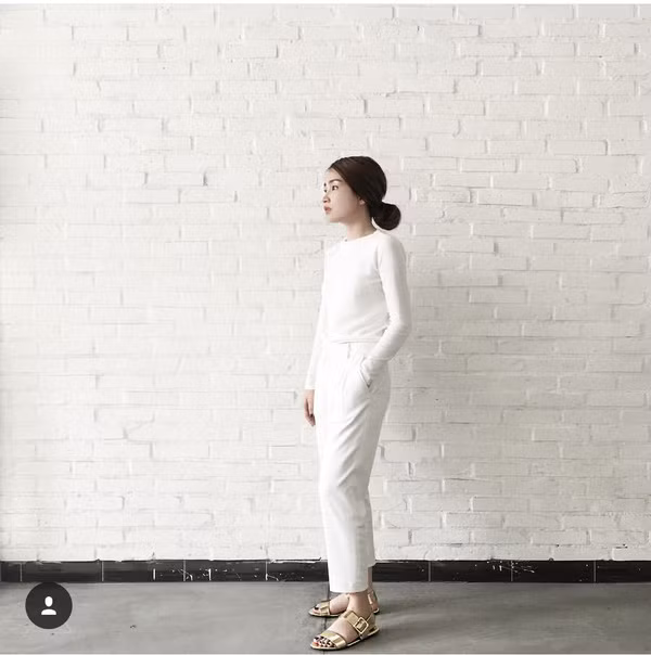 Mặc dù sở hữu chiều cao khá khiêm tốn, nhưng bù lại, khả năng biến hóa đa dạng từ chững chạc, sexy sang trẻ con, nhí nhảnh đã giúp cô có gần 70.000 lượt theo dõi trang cá nhân của mình.