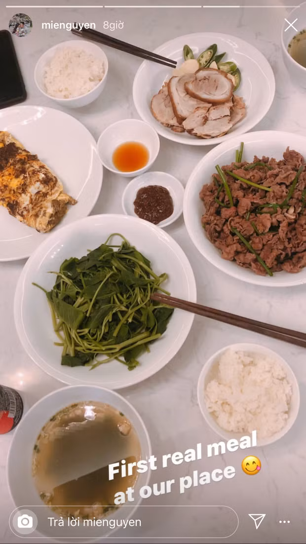 Mới đây, Mie còn khiến dân FA phát ghen khi khoe mâm cơm nhà toàn những món đặc trưng kiểu miền Bắc, giản dị nhưng vô cùng ngon mắt.