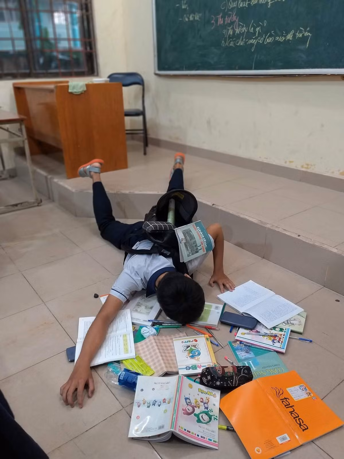 Mới đây, trào lưu ngã sấp mặt được các bạn học sinh, sinh viên đưa vào nhà trường và ngay lập tức mang đến tiếng cười cho cộng đồng mạng.