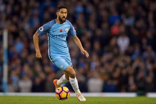 Liverpool muốn "hàng thừa" của Man City: Theo báo giới Anh, CLB Liverpool đã bất ngờ đánh tiếng hỏi mua cầu thủ chạy cánh vừa hết hạn hợp đồng cùng Manchester City là Gael Clichy. Clichy năm nay 31 tuổi và hiện đang là một cầu thủ tự do sau khi vừa hết hạn hợp đồng cùng Man City. Vị trí sở trường của cầu thủ người Pháp là hậu vệ trái, và đó là lý do vì sao anh đang nhận được sự quan tâm rất lớn từ Liverpool. Ảnh: Goal