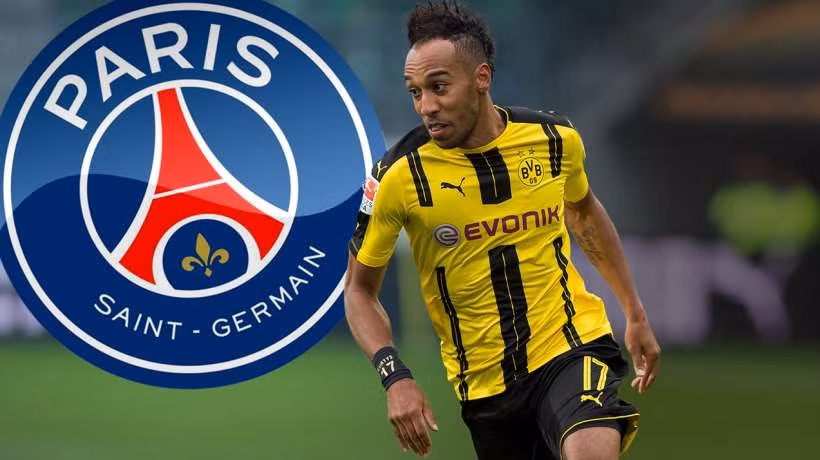 Aubameyang có bến đỗ mới?: Nhiều nguồn tin uy tín tại Pháp khẳng định, Paris Saint Germain đang ở rất gần với chữ ký của tiền đạo Pierre Emerick Aubameyang. Được biết, nhà á quân Ligue 1 đã gửi tới Dortmund lời đề nghị lên tới 70 triệu euro và đại diện Đức đã không thể chối từ. Hơn nữa Dortmund cũng không còn cách nào khác ngoài việc bán chân sút người Gabon khi mà bản thân Aubameyang cũng đã đệ đơn xin được ra đi lên BLĐ của đội bóng vùng Ruhr. Ảnh: Goal