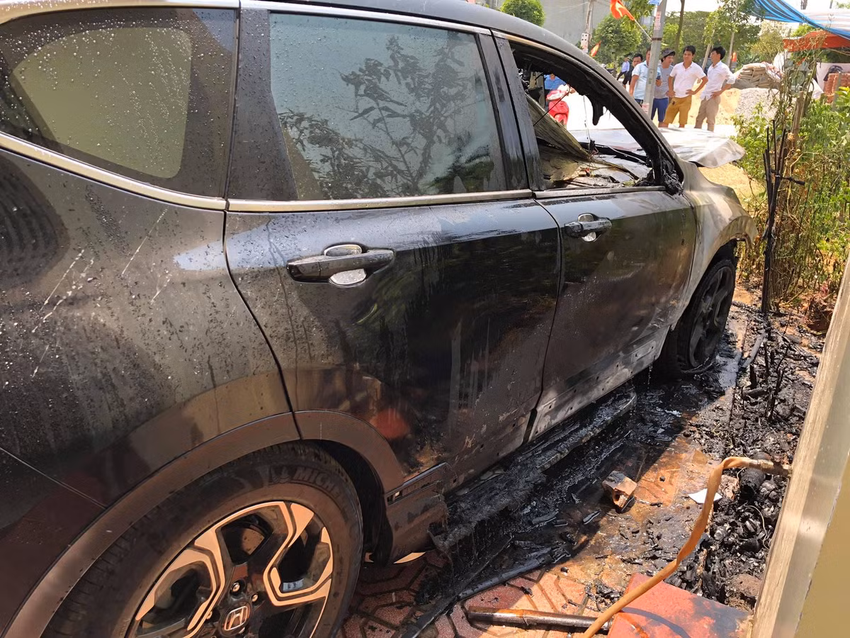 Nang nong dinh diem, xe hop Honda do ngoai troi cung 