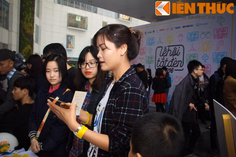 Sáng ngày 19/3/2016, giới trẻ Hà thành đã nô nức rủ nhau tới trung tâm thương mại IPH để chung tay hưởng ứng Giờ Trái đất năm 2016.