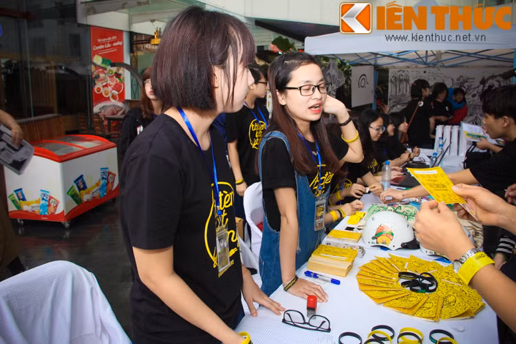 Với chủ đề "tắt đèn, bật ý tưởng", chương trình Giờ Trái đất nhiều năm qua đã được giới trẻ cũng như đông đảo người dân hưởng ứng.