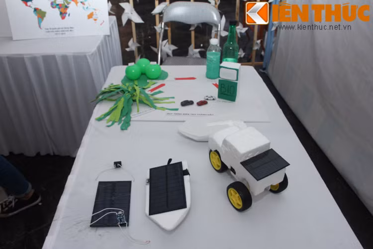 Một gian hàng quảng cáo về những mô hình chạy bằng pin mặt trời, một loại năng lượng sạch mà con người đang hướng tới trong tương lai.