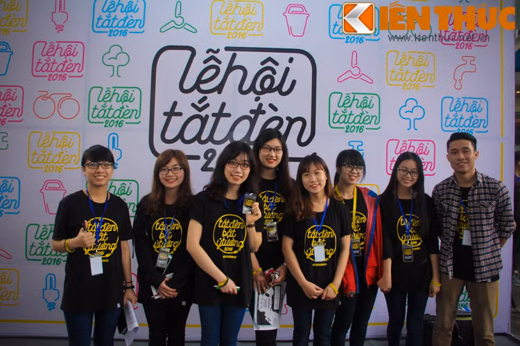 Giới trẻ Hà thành đã nô nức tới hưởng ứng chương trình Giờ Trái đất năm 2016.