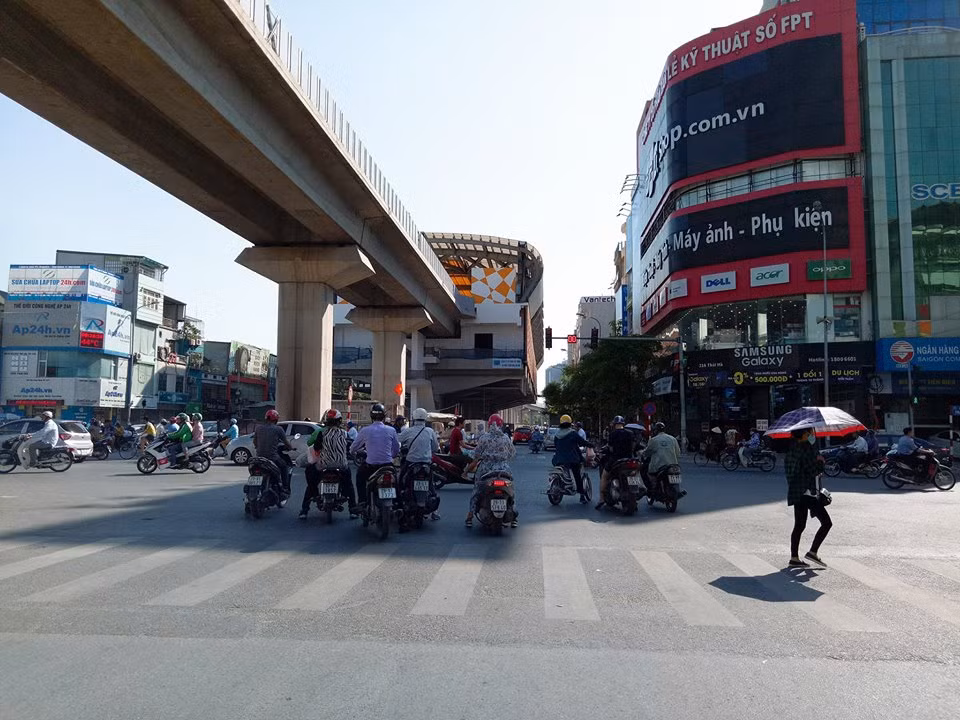 Luật lệ giao thông cũng bị chính những người tham gia thay đổi để trốn cái nắng vàng óng trên mặt đường.