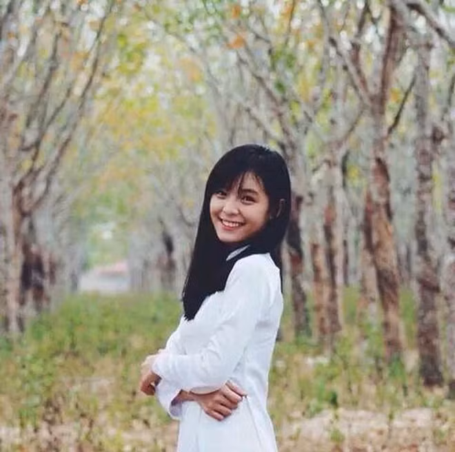 Hồi còn là học sinh trường THPT Phương Uyên đã quen với việc để mặt mộc đến lớp nên với cô bạn, không trang điểm cũng chẳng có gì phải mất tự tin.