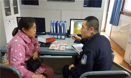 Một đối tượng trong nhóm gửi tiền giả rút tiền thật ở cơ quan an ninh