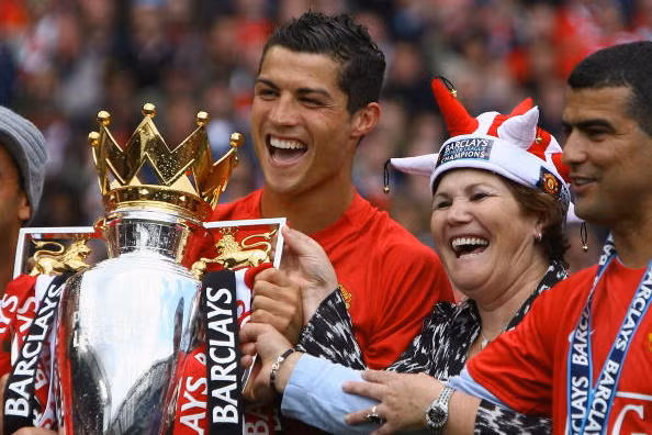 Chuyển nhượng bóng đá từ Sport, mẹ Ronaldo đã xúi con trai từ chối PSG để trở về MU vì tình nghĩa.