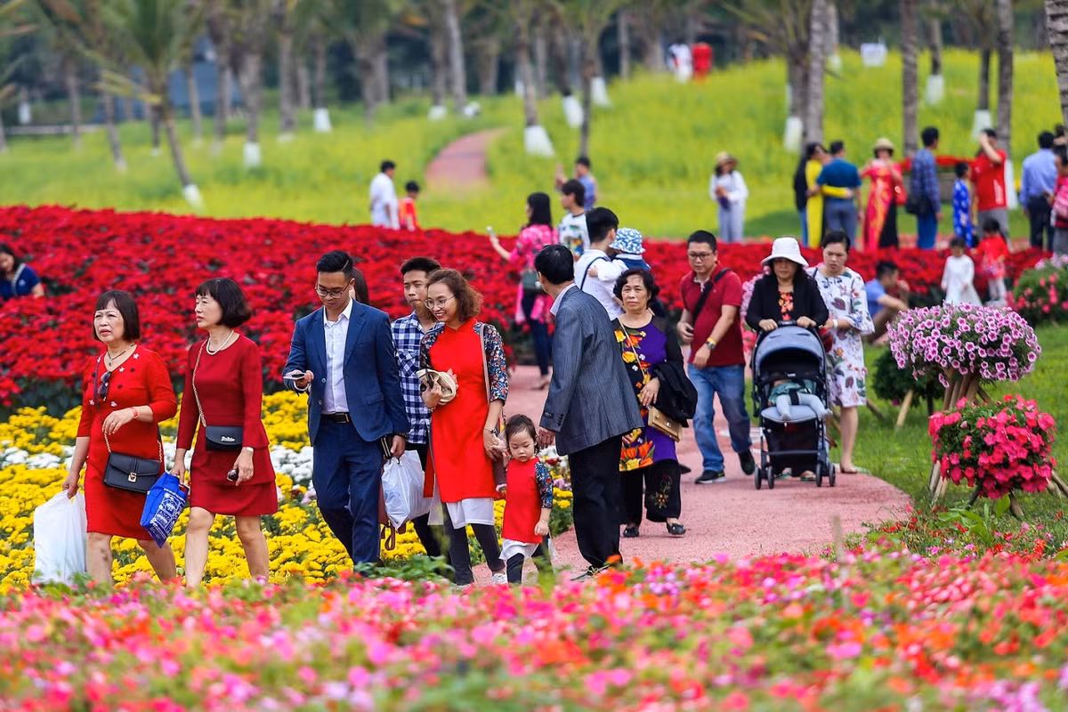 Gia đình anh Nguyễn Ngọc H (ở Thanh Hóa ra Hà Nội chơi Tết) cũng tới Ecopark bày tỏ quan điểm: "Tôi hoàn toàn thất vọng nghĩ sẽ có nhiều không gian để các con vui chơi thỏa thích. Nhưng thực sự lễ hội hoa ở đây chỉ phù hợp với các mẹ thích check-in với hoa chứ không phải dành cho các bé".