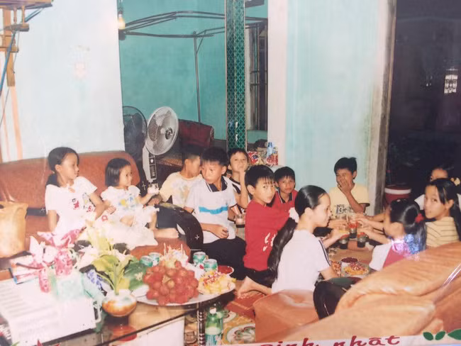 Thời gian trôi qua, xã hội phát triển khiến ý nghĩa của những bữa tiệc sinh nhật cũng biến đổi và không còn những nét dung dị mà vẫn rất đáng yêu như trước.