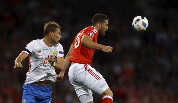 Phút 55', Ramsey chọc khe để Bale thoát xuống nhưng pha dứt điểm của chân sút Real Madrid chạm chân thủ thành Akinfeev đi chệch hướng