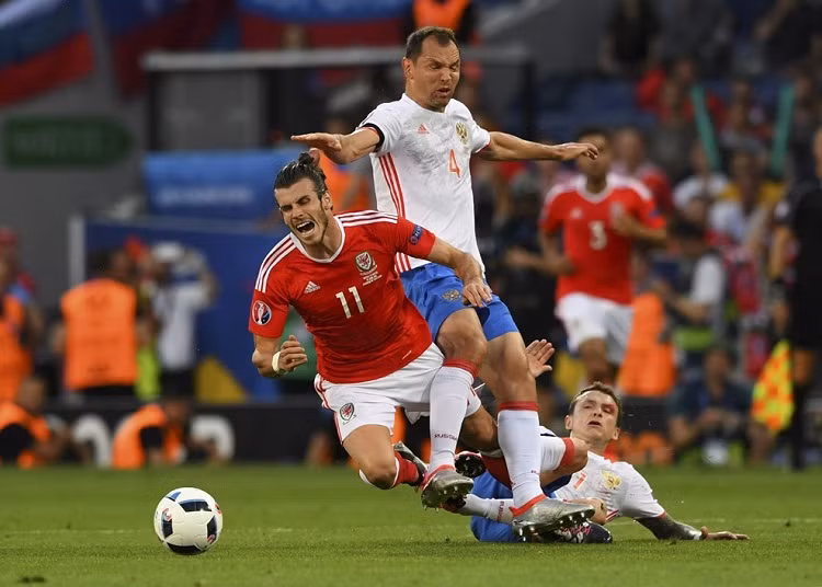 Sau khi có được hai bàn thắng, các cầu thủ xứ Wales thi đấu khá ngẫu hứng. Bale và Ramsey liên tục có những pha dẫn bóng đột phá để đối mặt với thủ môn Akinfeev. Còn đối với ĐT Nga, những tình huống lên bóng của họ chỉ dừng lại ở mức cơ hội và triển khai lối chơi bóng bổng hết sức đơn giản để tiếp cận với khung thành của Hennessy.