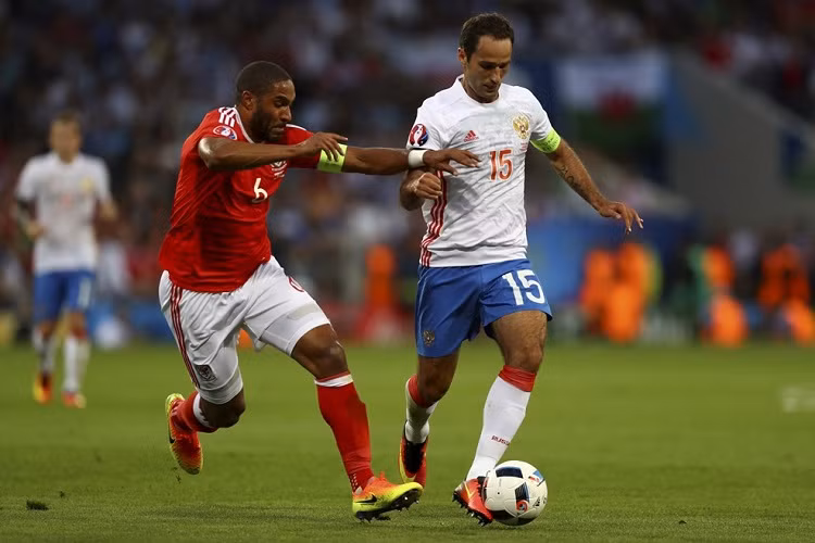 Hiệp một trận đấu tại bảng B VCK Euro 2016 giữa ĐT Nga và xứ Wales kết thúc với tỷ số 2-0 nghiêng về phía xứ Wales. Thi đấu vô cùng nhàn nhã, thế nhưng Bale và các đồng đội cũng có được điều mình muốn đó là những bàn thắng.. Còn với các cầu thủ Nga, họ thi đấu nhợt nhạt và nếu như các chân sút của xứ Wales chính xác hơn thì họ đã không chỉ có thua với tỷ số 0-2.