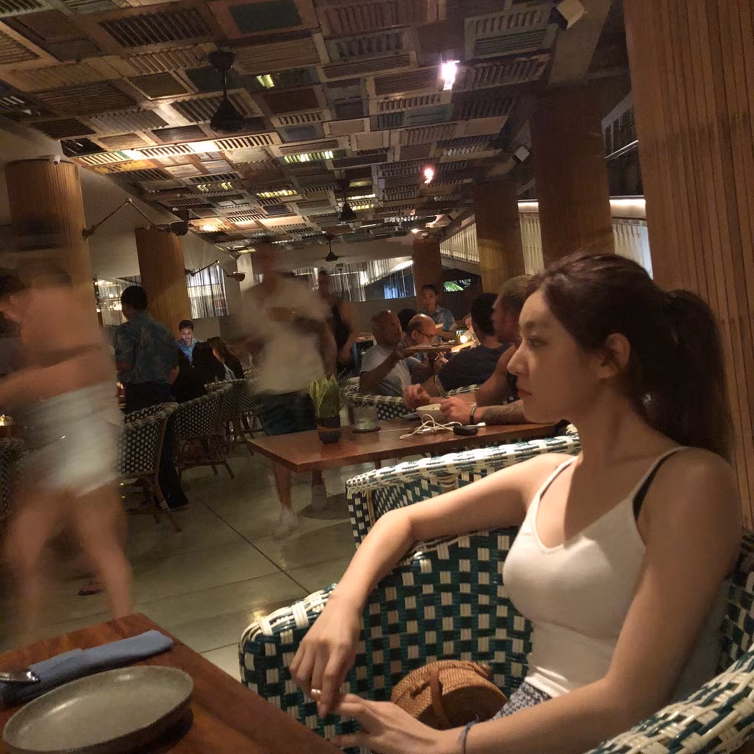 Dù chỉ mới ở tuổi 18 nhưng nhiều người đã nhầm lẫn cô diễn viên nhí có tên Kim Sae Ron đã ngoài đôi mươi bởi ngoại hình lớn sớm hơn tuổi của mình. Đặc biệt khi những bức hình của cô nữ sinh này xuất hiện tại chương trình MAMA 2017 vừa qua.