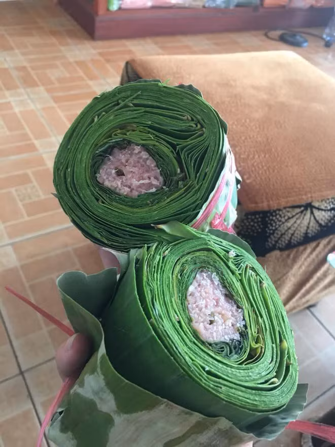 Mới đây, một khách hàng đã đăng hai bức ảnh về chiếc nem chua "9 phần lá, 1 phần nem" cùng lời than đầy bất lực "làm ăn có tâm, ức quá" một lần nữa gióng lên hồi chuông cảnh tỉnh về lối làm ăn lừa dối mà người thiệt thòi là những vị khách hàng.