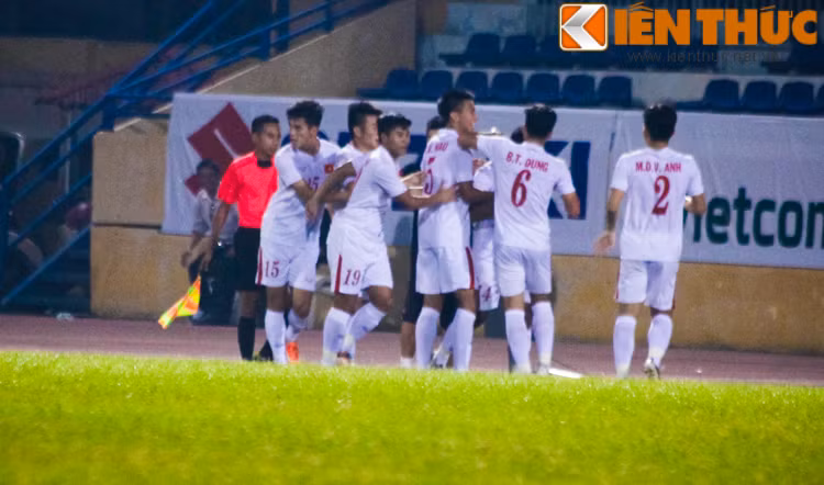 Những phút đầu, các cầu thủ U19 Việt Nam là những người nắm thế trận khi liên tục kiểm soát bóng và đưa trận đấu theo chủ ý của HLV Hoàng Anh Tuấn. Chỉ mất 13 phút, các U19 Việt Nam đã khai thông thế bế tắc bằng bàn thắng của cầu thủ mang áo số 14 Trần Duy Khánh sau pha ra chân chéo góc khiến thủ môn Malaysia chỉ biết nhìn bóng đi vào lưới.