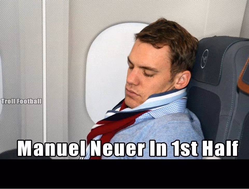 Công việc của thủ thành Manuel Neuer trong hiệp 1 trận đấu giữa Bayern Munich và Arsenal.