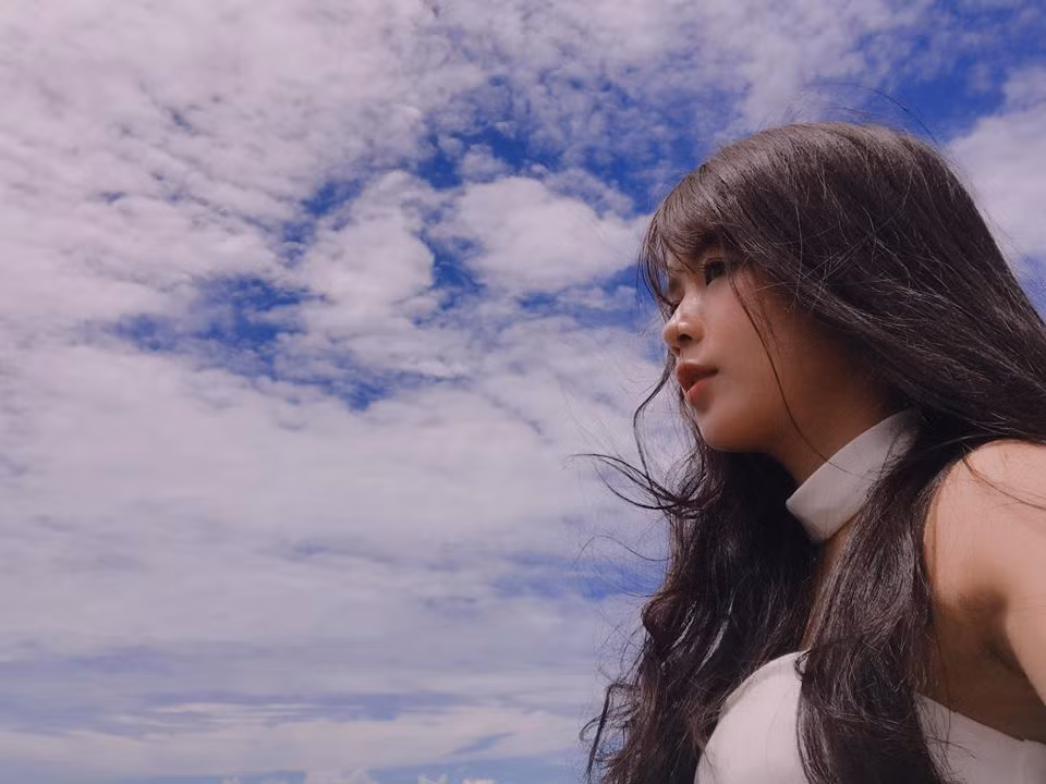 Cũng chính tình yêu với trái bóng tròn mà từ 1 người mẫu ảnh, Dương Kẹo đã quyết tâm trở thành 1 biên tập viên thể thao và hiện tại cô bạn 9X này đảm nhiệm vai trò MC kiêm biên tập viên cho kênh ON Sport.