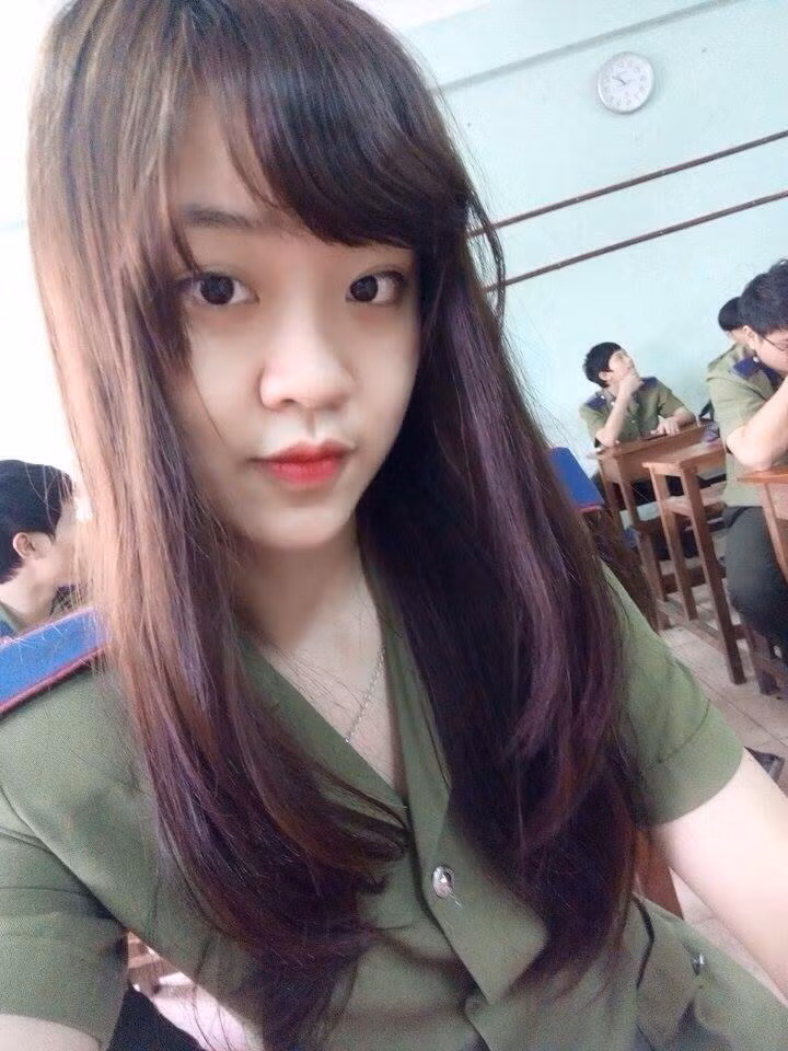 Không chỉ xinh đẹp, Hải Thu còn là một sinh viên giỏi toàn diện. Cô đạt danh hiệu "Học viên giỏi" năm học 2015/2016 với điểm tổng kết 8,22. Bên cạnh đó, cô bạn 9X này cũng đoạt luôn giải ba Liên hoan dân vũ quốc tế do Bộ Công an tổ chức.