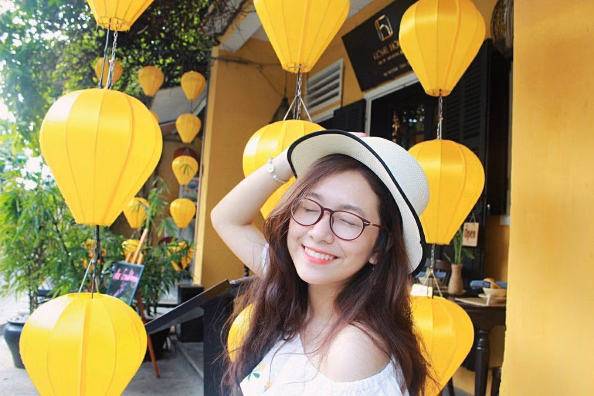 Mặt xinh, dáng đẹp, cười duyên lại nhảy giỏi, chẳng khó hiểu khi biết bao chàng trai thi nhau đòi chuyển sang trường ĐH Ngoại thương để còn có cơ hội với Mai Phương.
