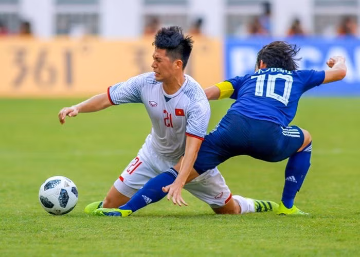 Đình Trọng là người duy nhất có khả năng đá thòng trong hàng thủ ba người của Olympic Việt Nam. Phán đoán nhanh nhạy, tốc độ tốt, và kỹ năng tranh chấp bóng khôn ngoan.