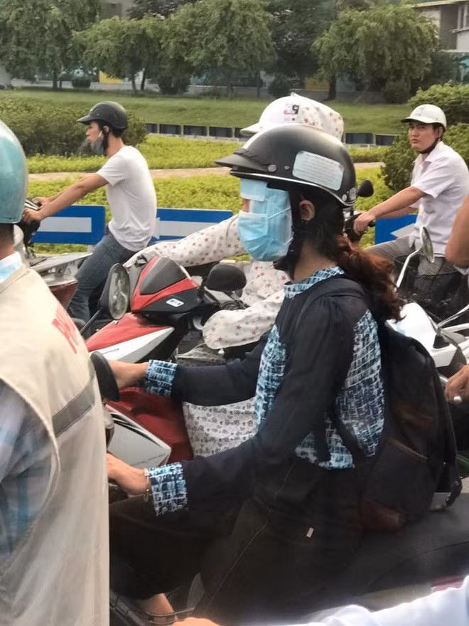 Sử dụng khẩu trang để che chắn khuôn mặt xinh đẹp khỏi tác hại của ánh nắng là điều mà nhiều chị em đang sử dụng.
