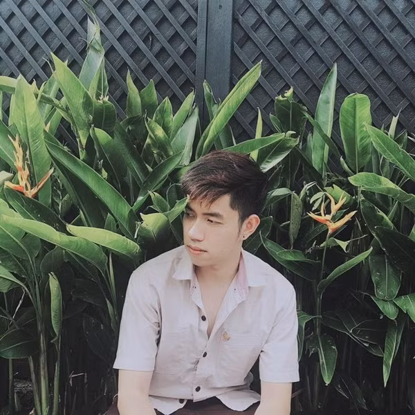 Ngay sau khi đề bài được đưa ra, cư dân mạng ngay lập tức vào vai thám tử để tìm thông tin của chàng trai này. Cũng không mất quá nhiều thời gian, thông tin của chàng trai này đã được khá nhiều người tìm ra.