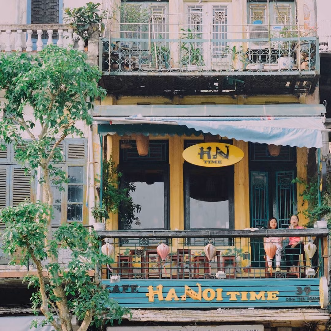 Điểm cộng lớn nhất của Hanoi Time đó là view nhìn xuống đoạn phố đi bộ. Đúng như tên gọi, ngồi ngoài ban công rộng rãi, nhìn hướng ra cầu Thê Húc, thưởng thức một ly trà ấm và bắt đầu tận hưởng dòng thời gian trôi qua giữa sự hối hả của cuộc sống nhưng vẫn mang đâu đó sự trầm mặc của một Hà Nội cổ xưa.