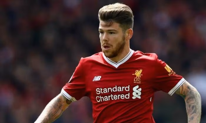 Alberto Moreno của Liverpool là người được Arsenal nhắm tới để thay thế Nacho Monreal đã ở bên kia sườn dốc.