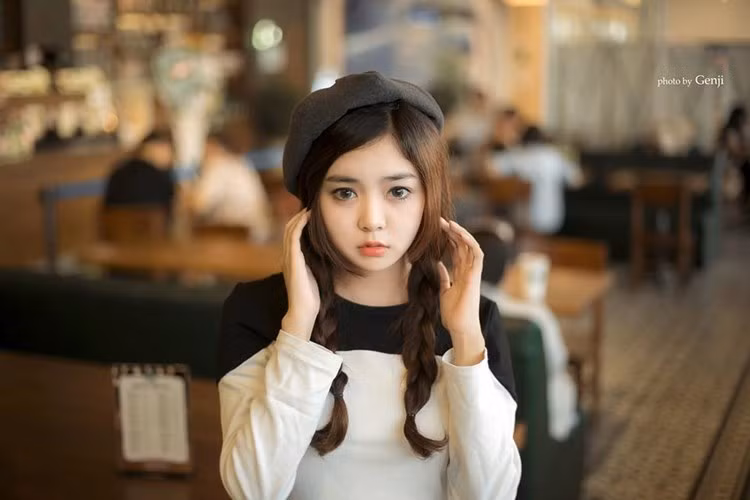 Không chỉ xinh đẹp, cô nàng 9X này còn sở hữu tài năng kinh doanh khá nhạy bén. Ngoài thời gian đi học, Thu Hiền có mở một shop online, chuyên bán các sản phẩm làm đẹp cho teen, giới trẻ.