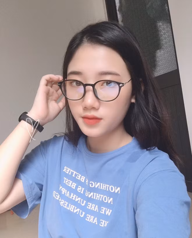 Chia sẻ về tính cách của mình, Hồng Hạnh cho biết: "Mình rất là hài hước, yêu ghét rõ ràng nên rất được lòng mọi người cũng như bạn bè. Bình thường mình thích đi du lịch, nghe nhạc, ca hát và đặc biệt thích chơi thể thao".