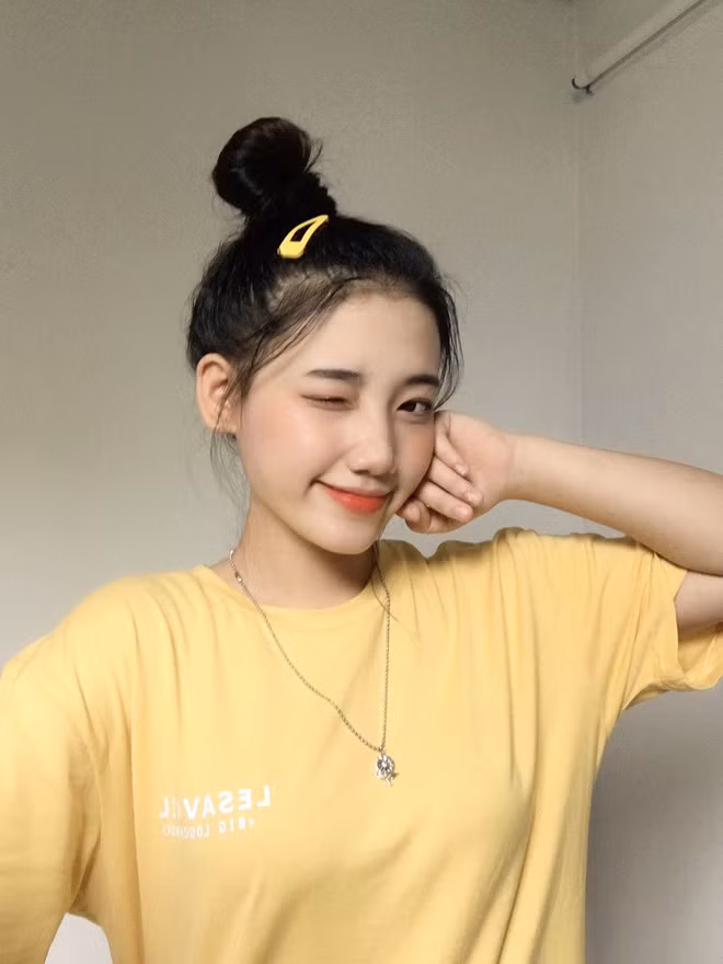 Ngắm nhìn Hồng Hạnh, nhiều người cho biết vẻ đẹp trong sáng và thánh thiện của nữ sinh này như truyền cả năng lượng tích cực đến những người xung quanh.