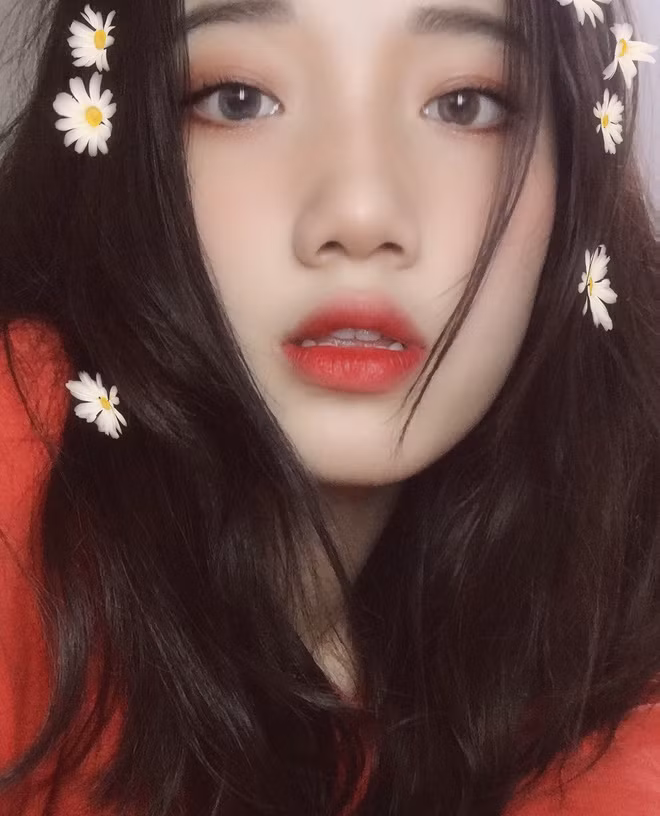 Ai ngờ ngay sau khi những tấm ảnh này được chia sẻ trên mạng, nữ sinh 10X Đà Nẵng nhận được cơn mưa lời khen từ dân mạng, thậm chí là những bình luận xin info tới tấp.