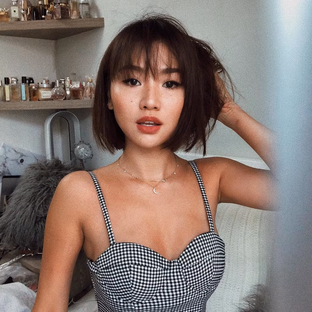 Jenny Lam có khá nhiều fan ở Việt Nam và chính bức ảnh đội nón lá với cách tạo dáng "diễn sâu" của cô nhận được không ít lời khen từ dân mạng.